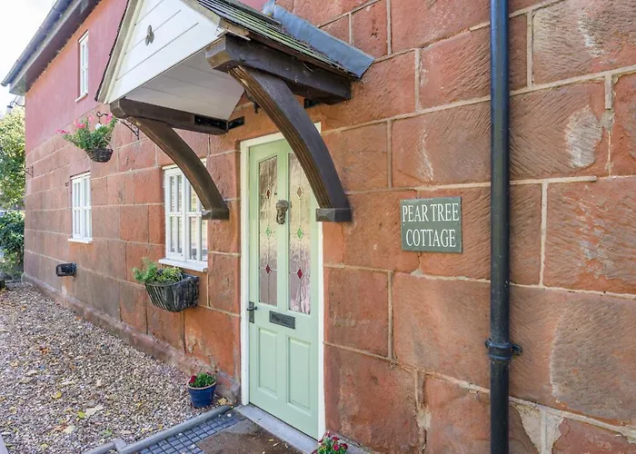 Pear Tree Cottage Courtyard